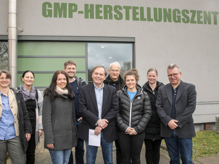 Chefarzt Dr. Henk Garritsen (Mitte) führte die Mediziner aus Dänemark und Mitarbeiterinnen der DGFG durch das GMP-Zentrum. Foto: Klinikum Braunschweig/Peter Sierigk