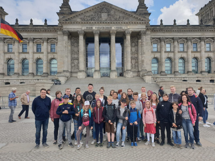 Die Jugendfeuerwehr Halchter vor dem Bundestag in Berlin. Foto: Stadtfeuerwehr Presse-Team