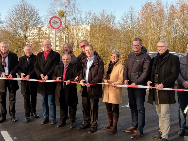 Oberbürgermeister Klaus Mohrs (siebter von rechts) gab die Ortsdurchfahrt Kästorf mit Vertretern aus Verwaltung und Politik frei. Foto: Stadt Wolfsburg