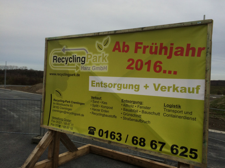 Schild weist auf Eröffnung des Recyclingparks Cremlingen im Frühjahr hin. Foto: RecyclingPark Harz GmbH