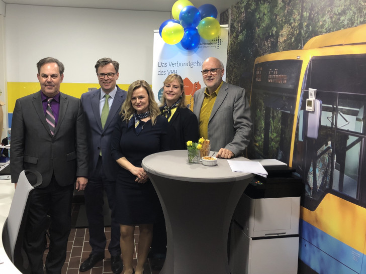 Stephan Heidenreich (Geschäftsführer VLG), Dr. Andreas Ebel, Patricia Hollestelle (Kundenzentrumteam), Christine Engel (Kundenzentrumteam) und Detlef Tanke (v. li.). Foto: Landkreis Gifhorn