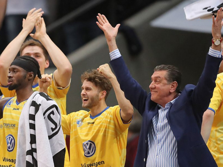 Im Mai feierte Liviu Calin noch die Playoffs mit den Basketball Löwen. 
Foto: Agentur Hübner/Archiv