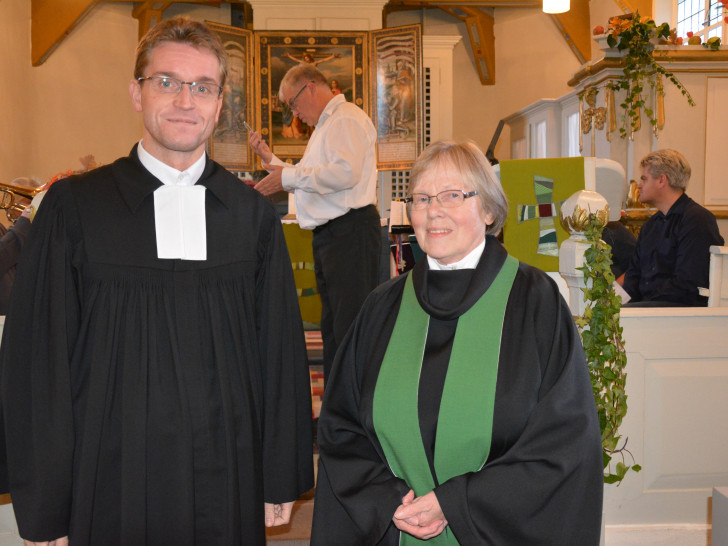 Pastor Carsten Warncke und Prädikantin Christina Sufka freuten sich über die gut gefüllten Kirchenbänke. Foto: Evangelisch-Lutherischer Kirchenkreis Peine