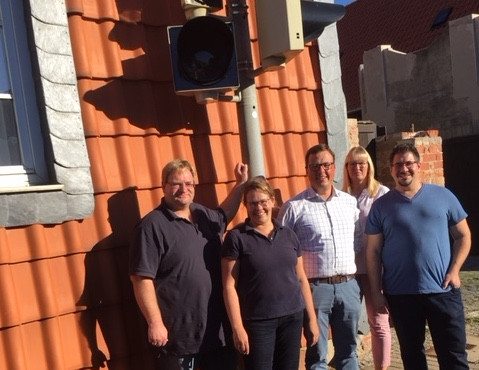 Die SPD-Ortsratsfraktion und Stadtratsmitglieder aus Halchte an der umgerüsteten Ampel. Foto: SPD