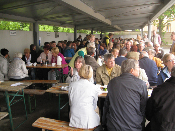 Wolfenbüttel. Am vergangenenSonntag war es soweit - die Ideengeber Pastorin Klages und Kersten Meinberg begrüßten die über 200 Lindener Bürger und Freunde zum ersten Lindener Bürgerfrühstück. Foto: Friedrich Brinner