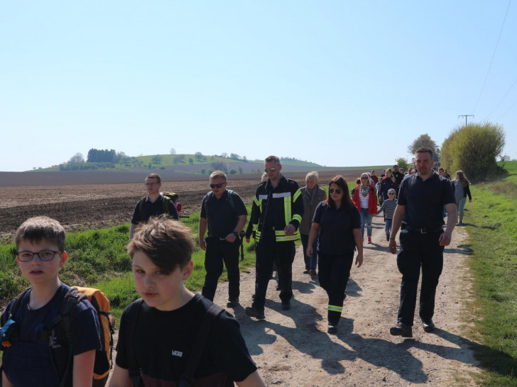 Die Wanderung angeführt vom Jugendwart Daniel Kunz (Mitte) mit seinem Betreuerteam. Foto: Stadtfeuerwehr-Presse-Team, Thilo Grossert