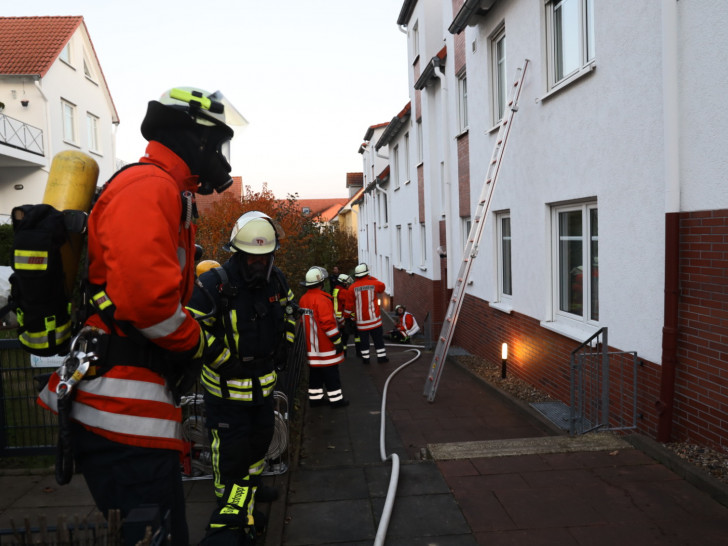 Die Feuerwehr musste sich gewaltsam Zugang zu der Wohnung verschaffen. Foto: Rudolf Karliczek