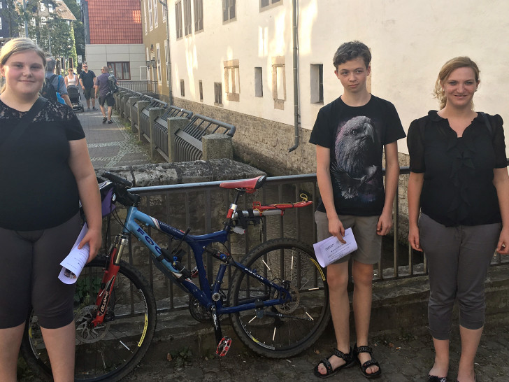Sophie Schmidt und Jeremy Kurtz fahren mit dem Fahrrad zur Schule. Mit der Radverkehrsbeauftragten der Stadt Wolfenbüttel, Valerie Dubiel (rechts), waren sie heute zu Gast im Bauausschuss. Foto: Marc Angerstein