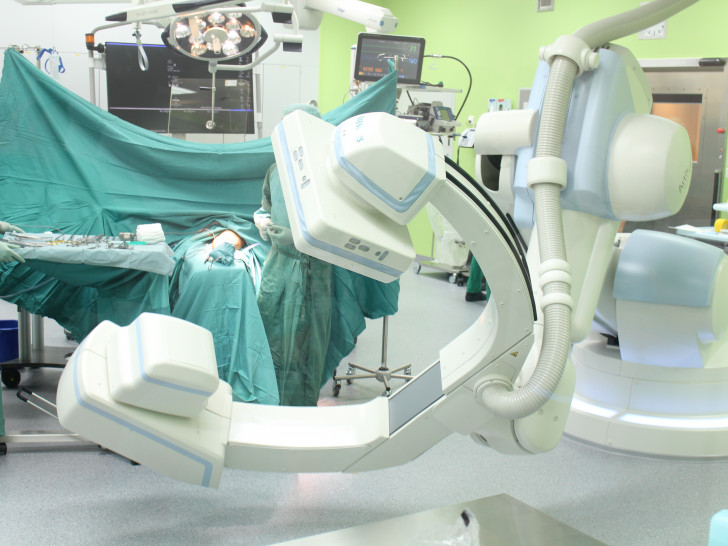 Das Herzstück des neuen Operationssaales: Der Roboterarm mit dem Angiografie-Röntgengerät. Foto: Kai Baltzer
