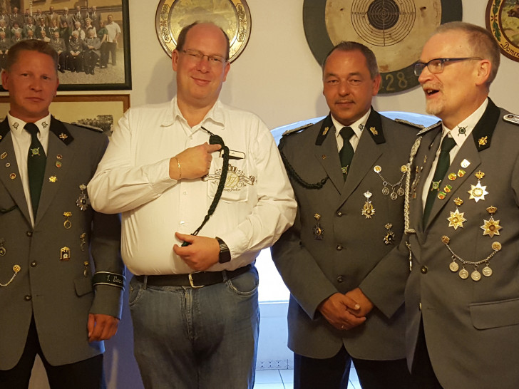 Peter Matzuga bekommt die grüne Schützenschnur überreicht. Von links: Julius Rühmann, Peter Matzuga, Thomas Schrader und Holger Loest. Foto: Privat