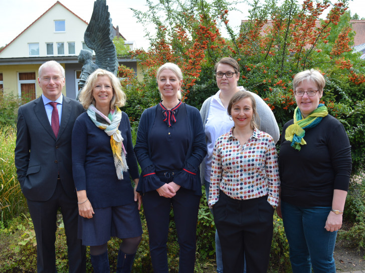 Veröffentlichung einer Entscheidungshilfe bei freiheitsentziehenden Maßnahmen. Von links: Dr. Peter Tarillion, Dr. Ina Hauptmann, Christina Brandes, Anne-Katrin Helmecke, Frauke Nees und Silke Aschemanns-Frohns. Foto: EthikNetz