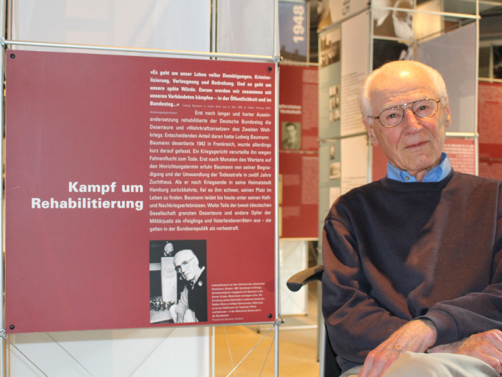 Robert Baumann vor seiner Stele in der Ausstellung "Was damals Recht war..." in der Kommisse. Foto: Jan Borner