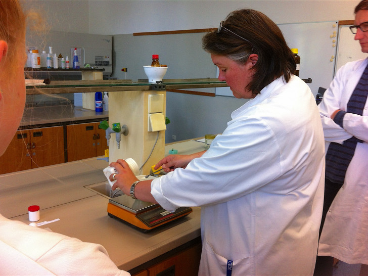 Claudia Meyer von den Dr. von Morgenstern Schulen wiegt die Inhaltsstoffe ab, die für die Herstellung des After-Sun-Gels benötigt werden. Foto: Dr. von Morgenstern Schulen