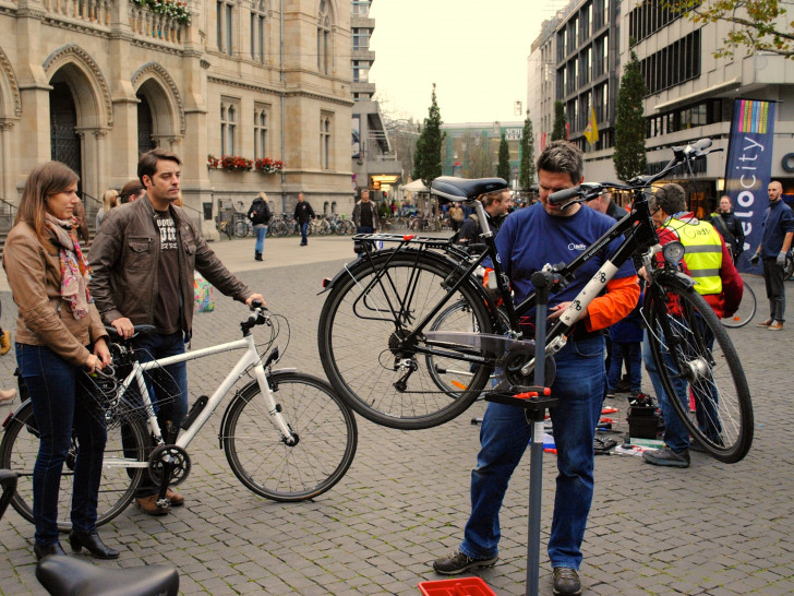 Die Lichtaktion für Fahrräder auf dem Platz der Deutschen findet auch in diesem Jahr statt. Foto: Archiv