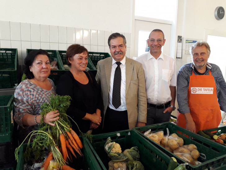 Birgit Kegel, Gabriele Hornyak (Mitarbeiterin Stadt Aschersleben), Rüdiger Schulz, Henrik Kühn und Bernd Murer (Mitarbeiter Tafel). Foto: Stadt Peine 
