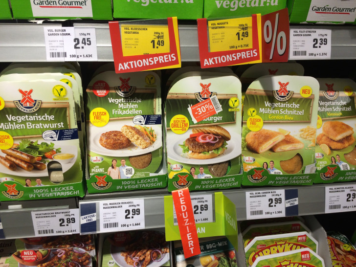 Bratwurst, Frikadellen, Schnitzel und mehr. Zahlreiche "fleischfreie" Veggie-Produkte werden in den Supermarktregalen angeboten. Foto: privat