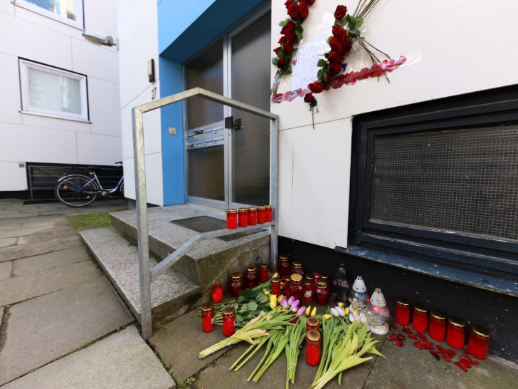 Vor der Wohnung des 28-jährigen Peter K., in der am Donnerstagabend die Leiche des 22-jährigen Stefan M. gefunden wurde, legten Angehörige und Freunde mittlerweile Kerzen und Blumen nieder. Foto: Rudolf Karliczek