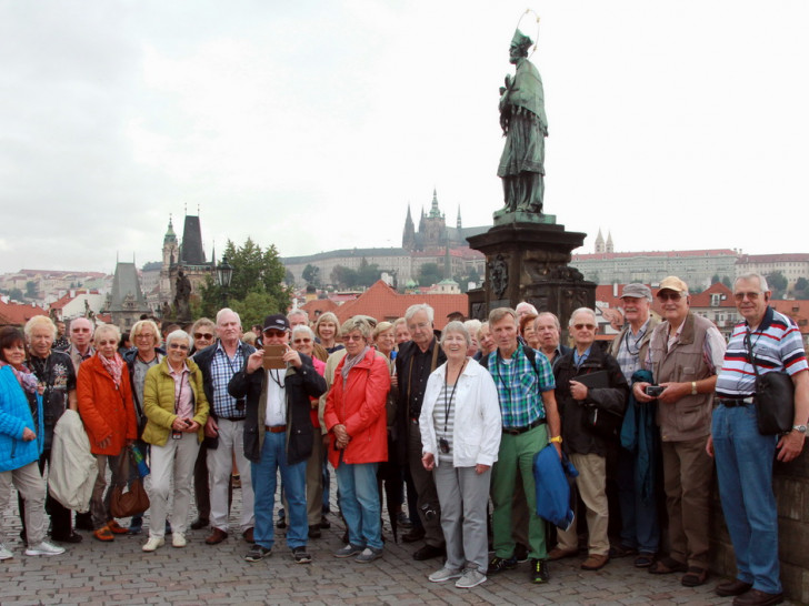 Die Gruppe vor dem Hl. Nepomuk auf der Karlsbrücke. Fotos und Text: Hans Verstegen
