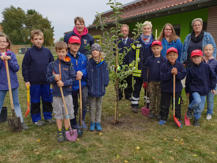 Alle halfen fleißig beim einpflanzen. Foto: Corrina Szanwald/Kinderfeuerwehr Mehrum