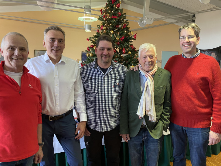 Feierten gemeinsam den 100. Brockenstammtisch
v.l.n.r.:
der Goslarer Landrat Thomas Brych, Wernigerodes Oberbürgermeister Peter
Gaffert, Brockenwirt Daniel Steinhoff, Stammtisch Mitbegründer Martin K.
Burghartz, bita communications und der Goslarer Oberbürgermeister Oliver
Junk.
Foto: Martin K. Burghartz
