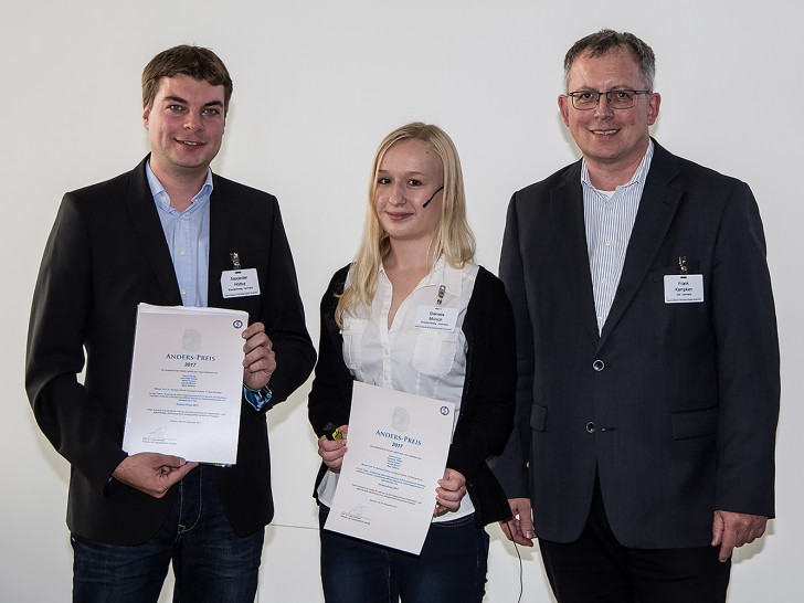 Der Präsident der Gesellschaft für Genetik Professor Frank Kempken überreicht den Preis an die Biologie-Studierenden Daniela Münch und Alexander Höltke.
Foto: Minou Nowrousian/Ruhr-Universität Bochum