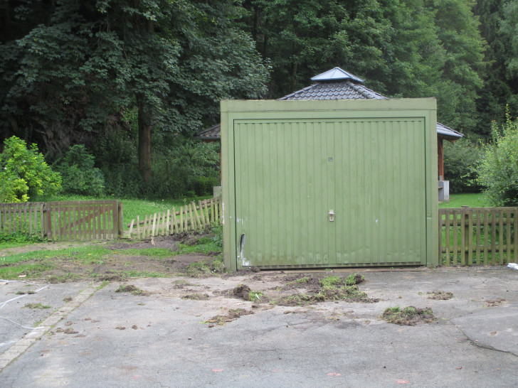 Beschädigung an Zaun und Garage. Foto: Polizeiinspektion Goslar