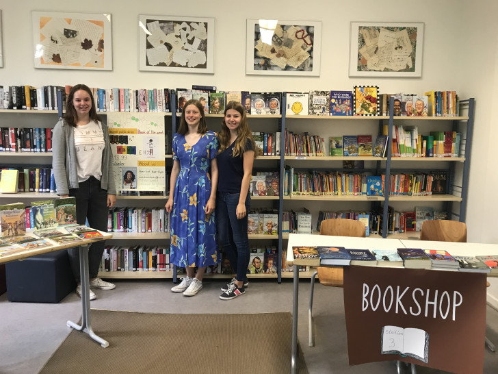 Die Siebtklässler der Großen Schule spielten in einem "englischen Dorf" Alltagssituationen auf Englisch nach - wie hier im "Book Shop"