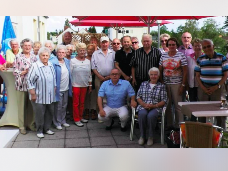 Die Seniorengruppe während des Sommervergnügens am Fümmelsee mit WSV-Vorstandsmitglied Andreas Meißler (Mitte, kniend). Foto: Privat
