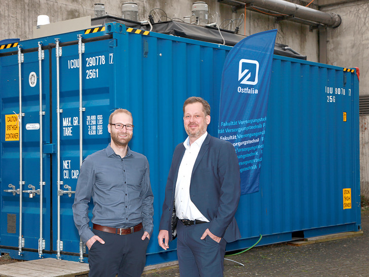 Von links: Die Ingenieure Stefan Kielmeier und Prof. Dr. Jens Wagner vor der Containerversuchsanlage in Wolfenbüttel. Foto: Ostfalia