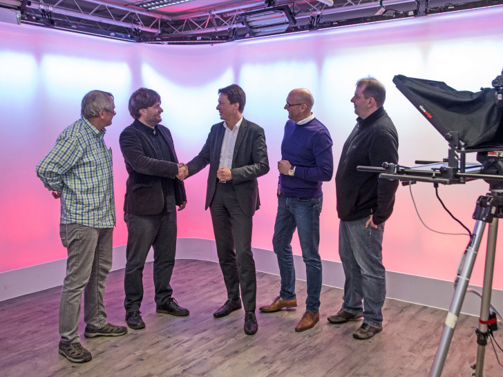Christian Raupach (2. v. l.), neuer Geschäftsführer bei TV38, wird in der Wolfsburger Sendezentrale von TV38-Vorstandschef Fred Bärbock (Mitte) und den Vorstandsmitgliedern Rudolf Karliczek (l.), Jörg Schambach (2. v. r.) und Gerrit Jobst begrüßt. Foto: TV38/Rudolf Karliczek