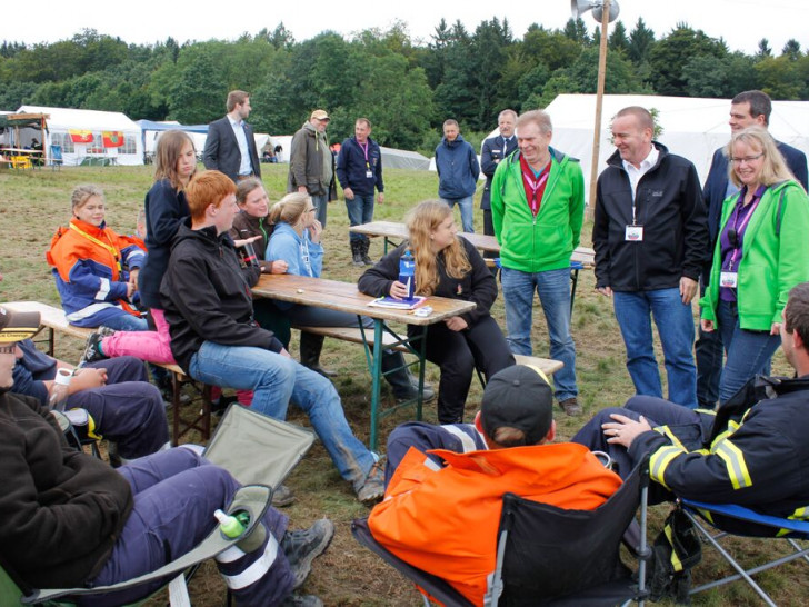 Innenminister Boris Pistorius besuchte das Zeltlager in Wolfshagen und informiert sich bei der Gemeindejugendfeuerwehr Salzhemmendorf über die Lage im 17. Landeszeltlager. Fotos: Kutzner 