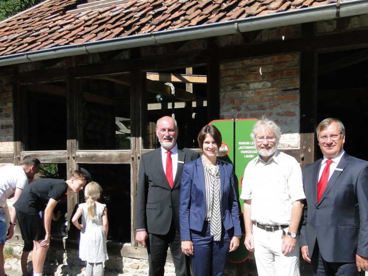 Ohren auf für wissbegierige Zaungäste: Christian Eichler (l.), Silke Comberg und Jürgen Kröger (r.), Vorstände der Kultur- und Sozialstiftung der Sparkasse Gifhorn-Wolfsburg, überzeugten sich mit Dr. Oskar Kölsch, Leiter des Otter Zentrums, von neuen Mikrofon-Anlagen, mit denen jetzt auch außerhalb des Marder- Hauses zur Fütterungszeit gelauscht werden kann. Foto: Sparkasse Gifhorn-Wolfsburg
