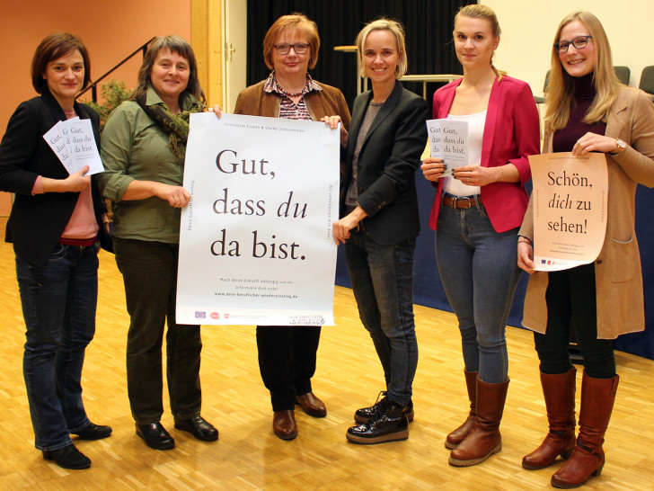 Susann Köhler (kommissarische Leiterin der VHS Wolfsburg, v.l.), Bettina Klim (Koordinierungsstelle Frauen und Wirtschaft), Beate Ebeling (Gleichstellungsbeauftragte Stadt Wolfsburg), Gabrielle Kühne (Agentur für Arbeit, Helmstedt), Franziska Pönitzsch (Agentur für Arbeit, Wolfsburg) und Britta Steinkamp (Allianz für die Region GmbH) werben für die Wiedereinstiegsbörse im Rahmen der Initiative Motivation W_. Foto: Stadt Wolfsburg