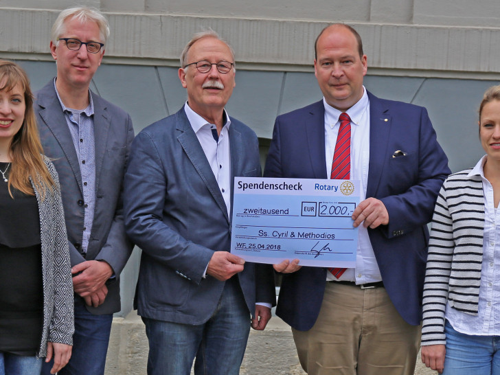 Bei der Spendenübergabe von links: Simone Weber, AMJ-Referentin International; Jörg Meder, AMJ-Generalsekretär; Dr. Karl Ermert, AMJ-Bundesvorsitzender; Heiner Kreße, Präsident des Rotary Clubs Salzgitter-Wolfenbüttel; Jana Lehmann, AMJ-Referentin National und Öffentlichkeitsarbeit. Foto: Rotary Club Salzgitter-Wolfenbüttel