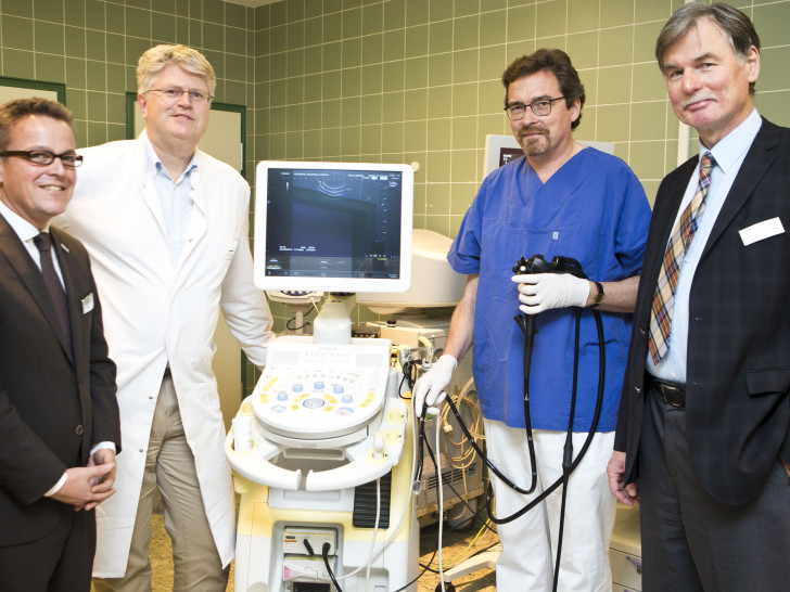 Freuen sich über das neue Gerät (v.l.n.r.): Ärztlicher Direktor Dr. Thomas Bartkiewicz, Chefarzt Prof. Dr. Max Reinshagen, Leitender Oberarzt der Endoskopie, Lars Höpner, und Klinikum-Geschäftsführer Helmut Schüttig. Foto: Klinikum BS/Scheibe