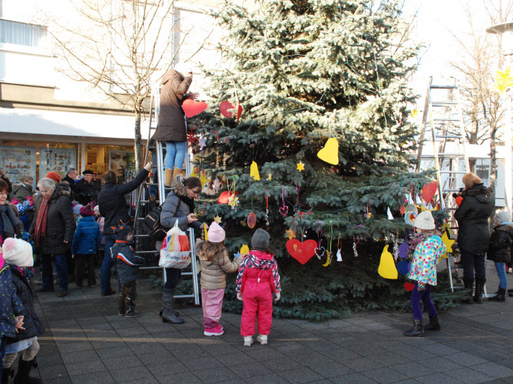 Am Freitag vor dem ersten Advent wird auf dem Markt in Detmerode der Weihnachtsbaum geschmückt. Foto: Ralf Mühlisch