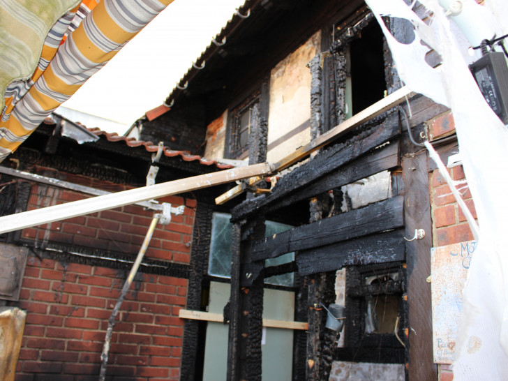 Die Fassade des Gebäudes nach dem Brand im März. Foto: Archiv/Nick Wenkel