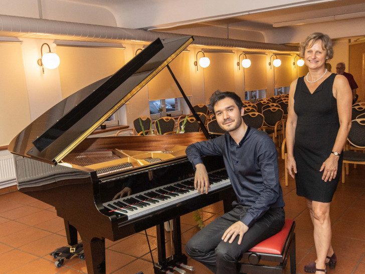 Mario Häring und Sabine Petter, Leiterin der Musikschule, mit dem neuen Flügel. Fotos: Rudolf Karliczek