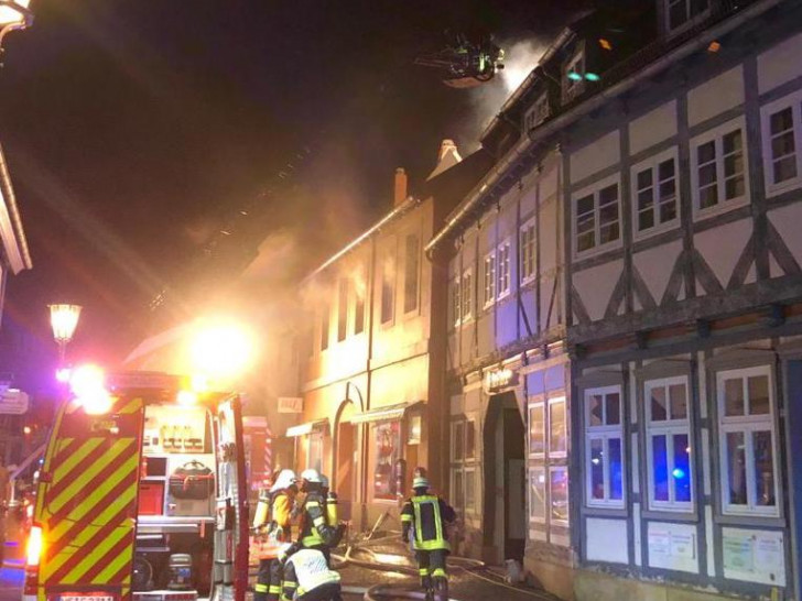Mitten in der Innenstadt brannte eine Wohnung. Fotos: Erarslan/Feuerwehr Helmstedt