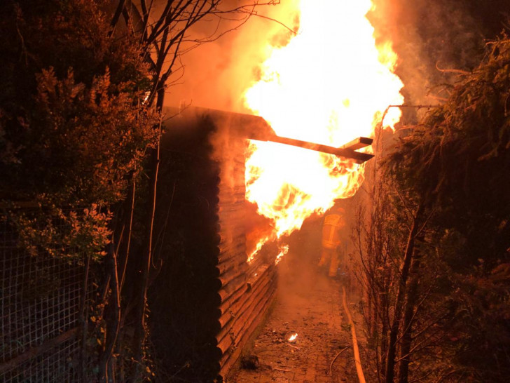 Das Feuer loderte aus der brennenden Gartenlaube. Fotos: Feuerwehr Helmstedt
