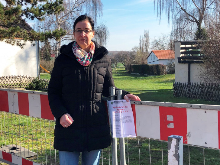 Bürgermeisterin Koch vor dem wegen Vandalismus abgesperrten Spielplatz am Walbecker Tor in Grasleben. Foto: Gemeinde Grasleben