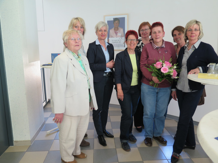 Die Mitglieder des Fördervereins Frauenschutzhaus bedanken sich mit einem Blumenstrauß bei der Fotografin Sabine Resch-Hoppstock für ihre Idee und die Umsetzung der Ausstellung. Foto: Landkreis Wolfenbüttel