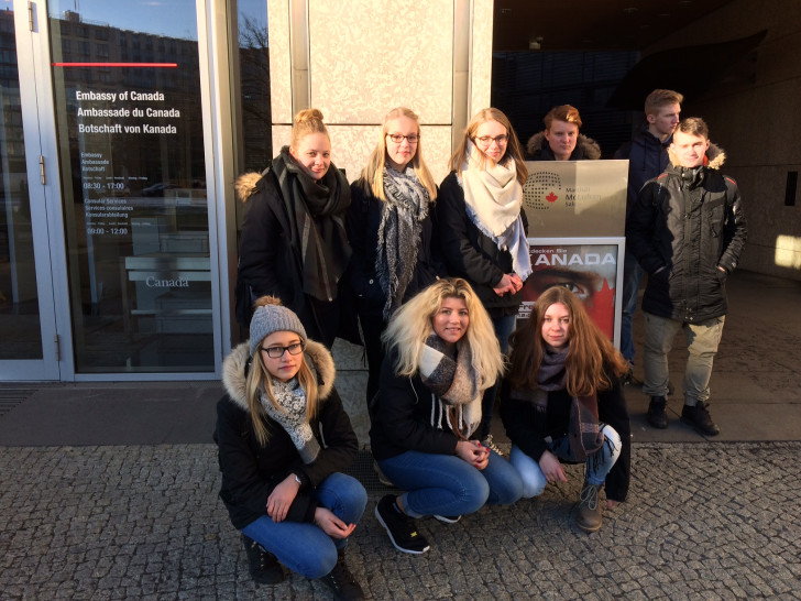 Die Schüler der IGS vor der kanadischen Botschaft in Berlin. Foto: Privat