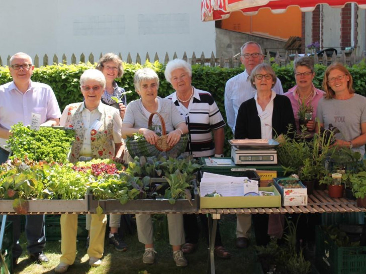 Einen erfolgreichen "Tomatentag" gestalteten Beate Pieper (r.) und die Ehrenamtlichen vom Gärtnermuseum am vergangenen Sonntag. Foto: Dietrich Brammer
