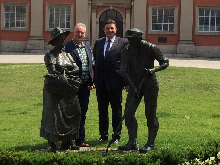 Jens Nacke und Frank Oesterhelweg am Gärtnerdenkmal vor der Trinitatiskirche. Foto: Martin Berger
