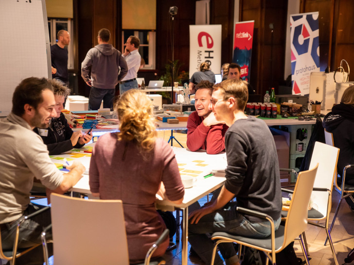 In kleinen Gruppen – wie hier beim „Health Hack“ der Metropolregion – entwickeln die Teilnehmerinnen und Teilnehmer beim Smart City Hackathon ein Wochenende lang Ideen für ein smartes Braunschweig. Foto: Philipp Ziebart