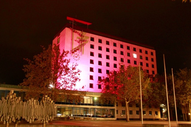 Von heute bis Donnerstag erstrahlt das Rathaus in Pink. Fotos: Stadt Wolfsburg