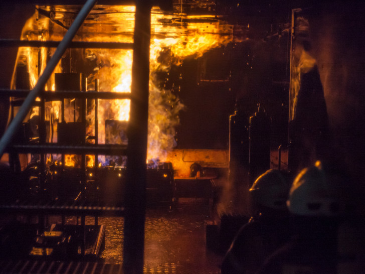 In der Nacht mussten 100 Feuerwehrleute in Meinersen ein Haus löschen. Symbolfoto: Alec Pein