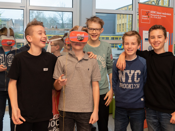 Der 12-jährige Louis Michalis (vorne mit VR-Brille) und seine Mitschüler der Klasse 7b des Theodor-Heuss-Gymnlasiums sind von den Mitmach-Modulen begeistert. Foto: Tanja Bischoff