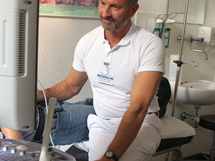 Dr. Ekkehard Möbius während einer Ultraschalluntersuchung Foto: Krankenhaus Marienstift